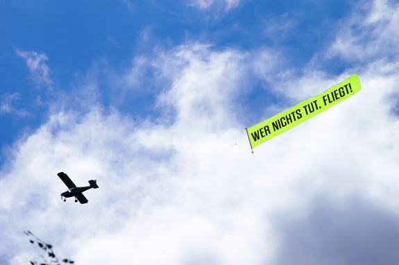 Wer nichts tut, fliegt!