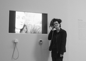 Bernadette Huber vor ihrer Videoinstallation Egon in Krumau 2010 im Leopold Museum Wien  | (c) Foto: Alexandra Ludwig, Leopold Museum